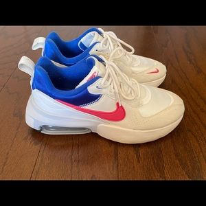 Great condition Nike air tennis shoes size 7.5